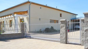 Vjezdová brána samonosná, kovová výplň motiv 10.15, realizace Ostrava.