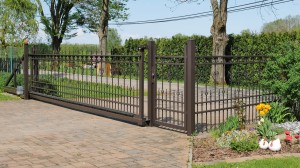 Vjezdová brána samonosná, kovaná výplň motiv 10.31, realizace Frýdek-Místek.