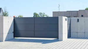 Vjezdová brána samonosná, výplň plný panel antracit motiv 10.200, realizace Český Těšín