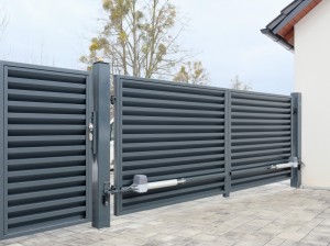 Vjezdová brána dvoukřídlá, žaluziový motiv AW 10.229 antracit, realizace Třinec