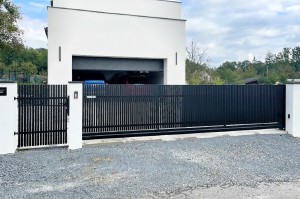 Realizace vjezdové brány a branky pro paní Děrkasovou. Motiv 10.76 odstín černá.