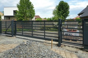 Realizace vjezdové brány, branky a oplocení pro Ing. Krále Motiv 10.107 odstín antracit.
