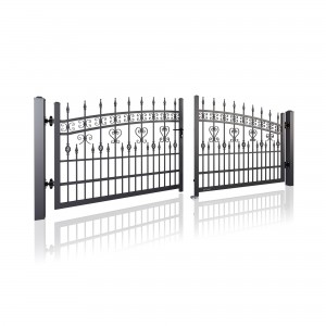 Dvoukřídlá brána s kovanou výplní.