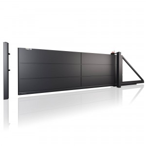 Samonosná brána s neprůhlednou výplní.