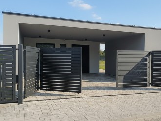 Vjezdová brána skládací 4-křídlá.