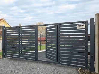 Dvoukřídlá brána s integrovanou brankou.