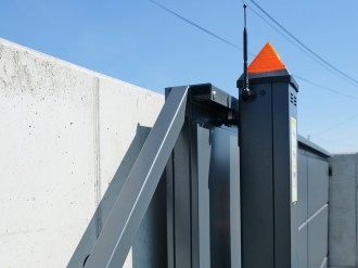 Výstražný maják signalizuje pohyb brány