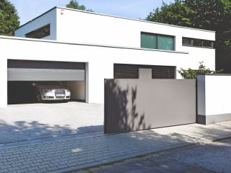 Vjezdová brána posuvná po kolejnici